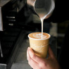 Gobelet en papier à double paroi avec logo 'Jumbo' utilisé pour servir une tasse de café